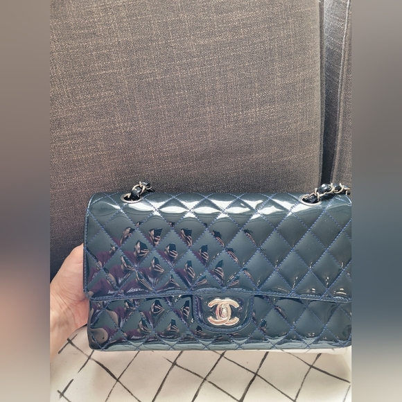Navy patent medium Chanel flap - Picture 2 of 16
